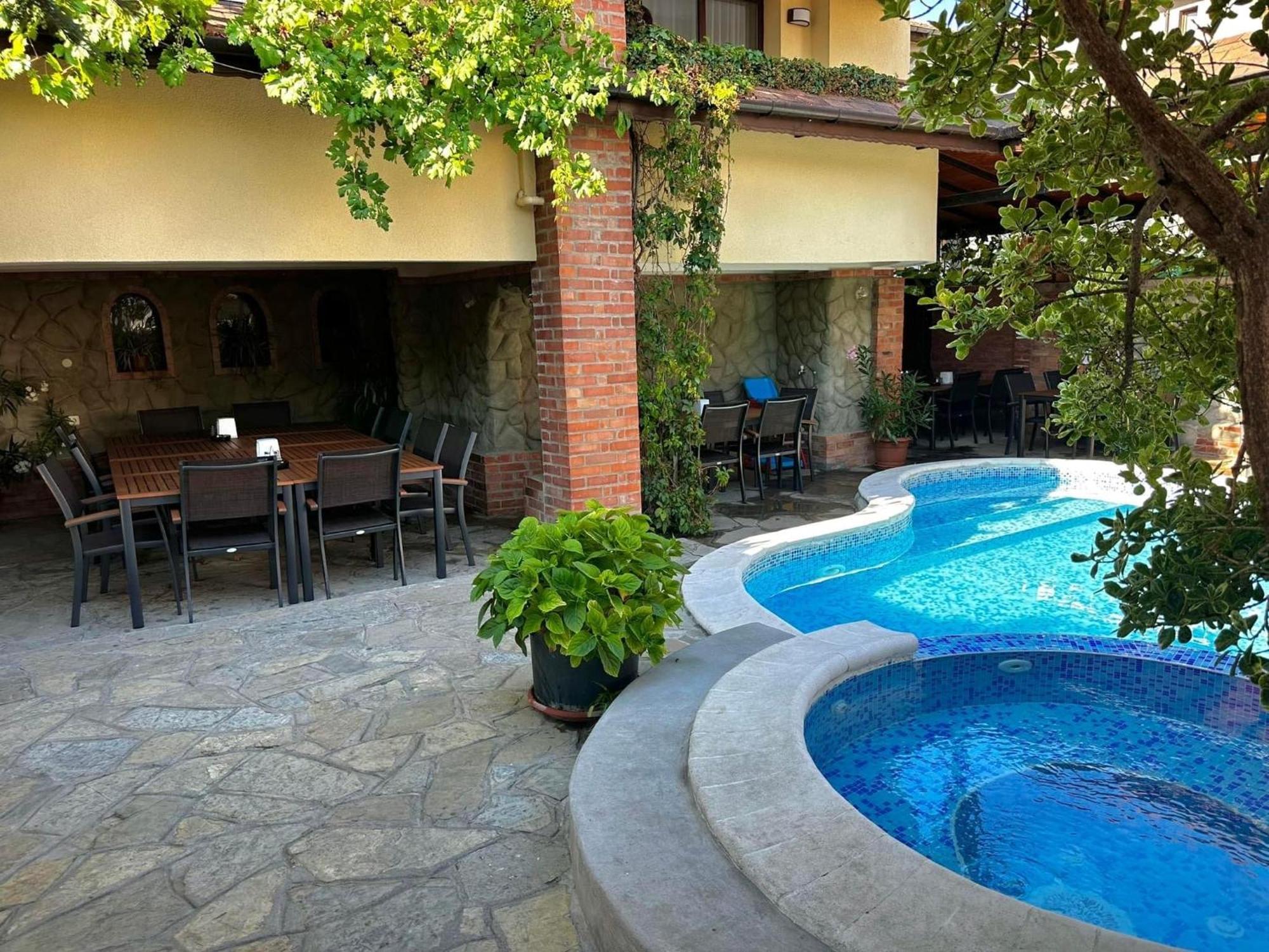 Хотел М1 Hotel Primorsko Bagian luar foto