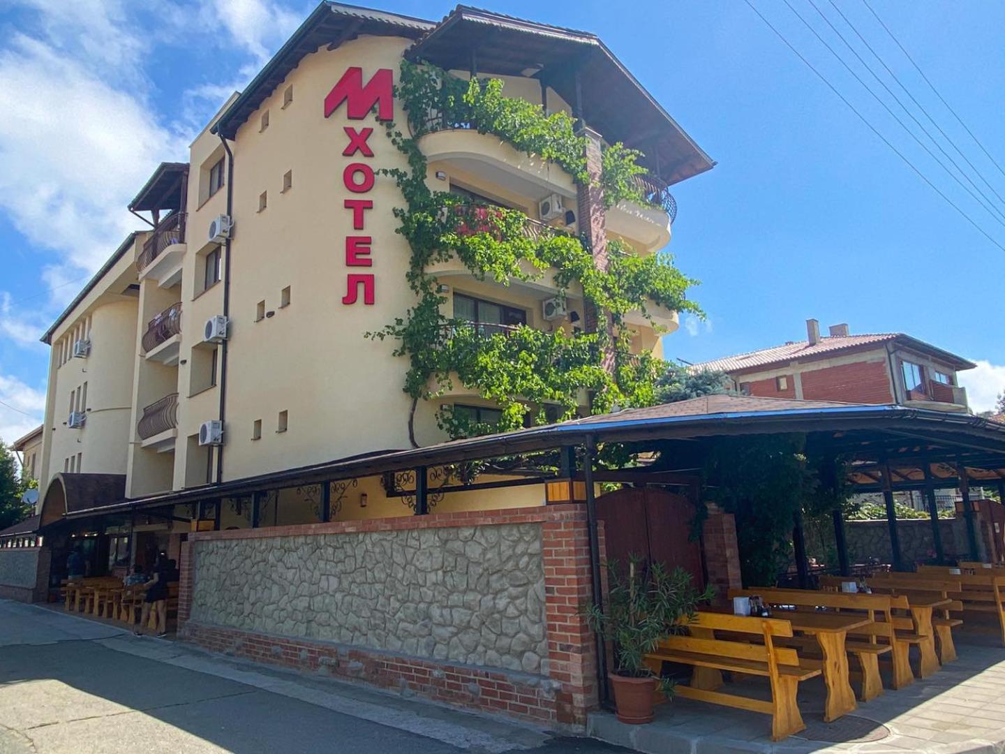 Хотел М1 Hotel Primorsko Bagian luar foto